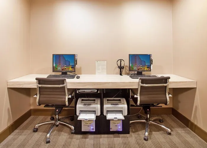  Holiday Inn Vancouver-Centre Broadway By Ihg